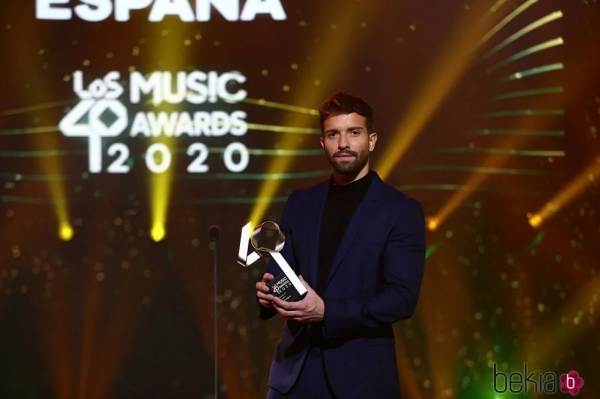 155036_pablo-alboran-posa-premio-40-music-awards-2020.jpg